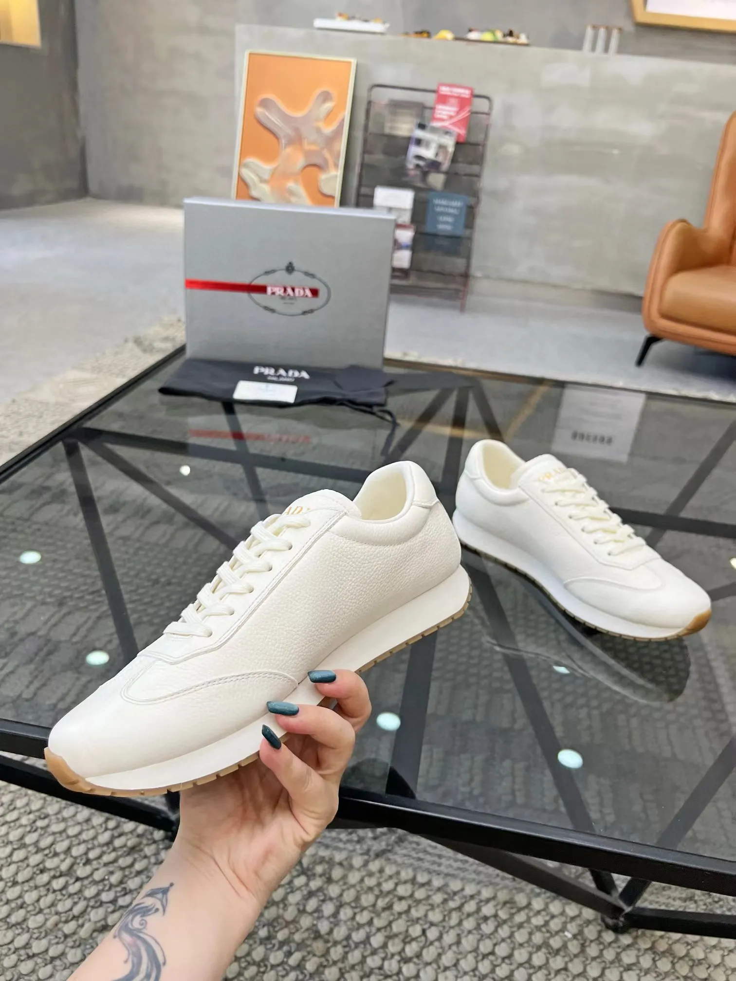 Factory price: 400💰Prada new men's leather sports shoes, the highest version on the market, any comparison is welcome🆚! The original leather has excellent texture and is super high-end! Fetal sheep net lining imported from Italy, removable pad! Luxurious materials and fine workmanship, highly recommended! Code number: 38-44, customized 45